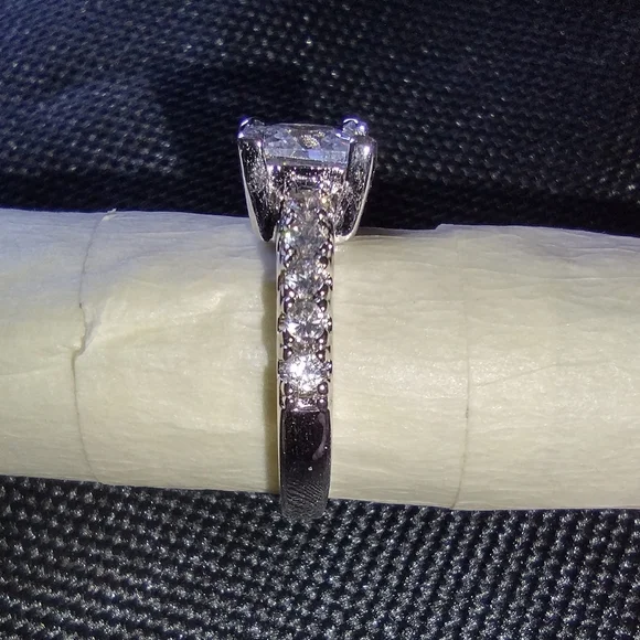 SILVER SQUARE ZIRCONIA RING - Picture 2 of 3